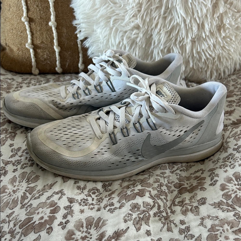 Nike Flex 2017 Run White and Gray Running Shoes